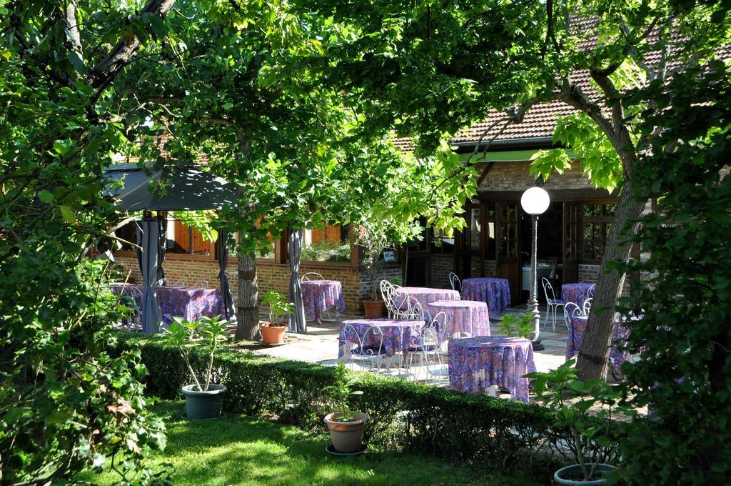 Logis Hotel Le Dahu Parigny  Kültér fotó